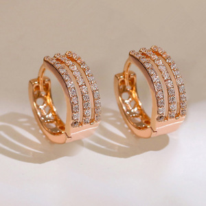 Orecchini a polsino a strati con pavé per donna, gioielli alla moda traforati - Product Image 2