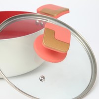 Casserole antiadhésive en alliage d'aluminium, résistante à la chaleur, avec poignée en bakélite et couvercle en verre trempé, compatible induction, pour une cuisson saine et facile.