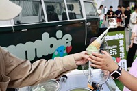 Miles 2 Flavors Pilli NSF CE Onaylı 4 Tekerlekli Dondurma Makinesi Gıda Sınıfı Paslanmaz Çelik Ticari Kullanım Jelato Arabası
