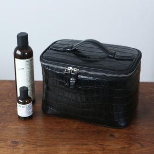 Trousse de toilette en cuir brillant à motif de crocodile pour hommes Trousse de toilette en PU imperméable à l'eau avec logo en relief Sacs à cosmétiques pour hommes de voyage - Product Image 1