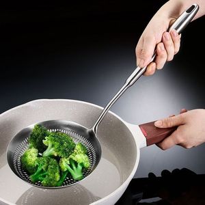 Cuillère ajourée en acier inoxydable 304 avec manche en bois et tamis à mailles diamantées pour la cuisine - Product Image 4