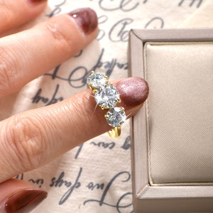 <span class=keywords><strong>Anillo</strong></span> <span class=keywords><strong>de</strong></span> compromiso unisex <span class=keywords><strong>de</strong></span> <span class=keywords><strong>oro</strong></span> laminado con moissanita D VVS1, engaste <span class=keywords><strong>de</strong></span> garra, tres piedras redondas, regalo <span class=keywords><strong>de</strong></span> aniversario para hombres y mujeres - Product Image 6