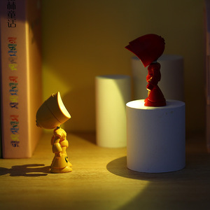 Nouvelle mini lampe de bureau Hero War Police, veilleuse à lumière chaude, veilleuse amusante, ornements de bureau de personnage de dessin animé, petits cadeaux créatifs - Product Image 4