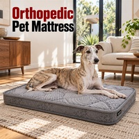 Matelas orthopédique personnalisé pour chien avec étiquette de marque et options d'emballage, plus un couvre-lit gris imprimé en tissu matelassé gris