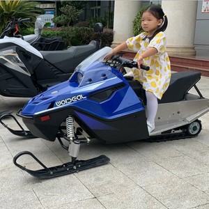 Moto de nieve de 200cc con motor de gasolina de 2 tiempos, vehículo de nieve para niños con sistema de orugas para uso en exteriores en invierno. - Product Image 2