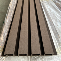 Panel Dinding WPC Luar Ruangan Tahan Cuaca Tahan UV Panel Cladding Dinding Slat Eksterior untuk Dekorasi Fasad Taman Villa