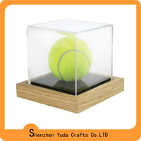 Vitrine de présentation de balles de tennis de sport en acrylique avec base en plastique et couvercle transparent