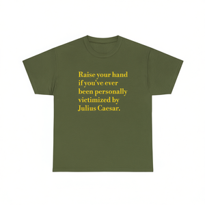 Maglietta 'Victimized By Caesar', T-shirt Impero Romano, Maglietta Meme Divertente, Regalo Scherzo Inadeguato, Maglietta 'Dumb Cursed' - Product Image 1