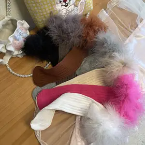 2024 Style espagnol enfant en bas âge bébé moelleux plume fausse fourrure à volants genou haute botte chaussettes enfants filles fourrure garniture chaussettes pour bébés