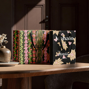 Sacs shopping en papier noir avec motif poinsettia doré et logo imprimé – Sacs personnalisés de remerciement pour les solutions de vente au détail et d'emballage de fêtes - Product Image 2