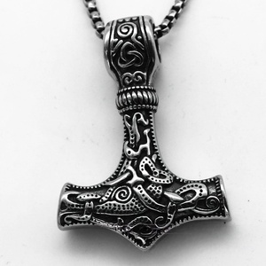 จี้รูปค้อนธอร์สไตล์เรโทรทำจากไทเทเนียมสตีล สร้อยคอแฟชั่นสำหรับผู้ชายและผู้หญิง เหมาะสำหรับนักขี่มอเตอร์ไซค์ ดีไซน์ทันสมัยและมีเสน่ห์ - Product Image 2