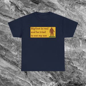 Maglietta Bigfoot, T-shirt Sasquatch, Divertente Meme, Regalo Gag Inadeguato e Imbarazzante - Product Image 1