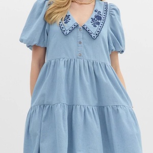 เดรสยีนส์สั้นสีฟ้าอ่อน แขนสั้น คอวี แต่งลายปัก สำหรับผู้หญิง แฟชั่นปรับแต่งได้ - Product Image 5