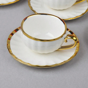 Mug en céramique de porcelaine blanche avec accents dorés, design moderne, compatible lave-vaisselle et micro-ondes, en stock, utilisation promotionnelle, mug à café ou à thé - Product Image 3