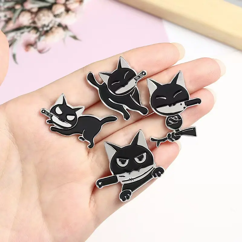 Disesuaikan kerah Pin pria lucu Anime Kawaii kucing hitam kecil ibu mulut memegang pisau Pin Enamel