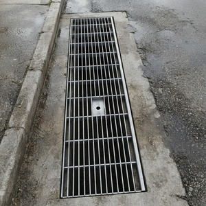 Grilles de <span class=keywords><strong>caniveau</strong></span> en acier inoxydable robustes sur mesure, design moderne pour villas, grilles d'évacuation pour allées et trottoirs - Product Image 1