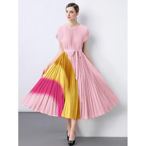 Une robe dégradée <span class=keywords><strong>à</strong></span> la mode pour les femmes en été, avec une taille cintrée et un grand ourlet plissé - Product Image 1