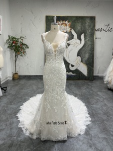 Abito da Sposa Moderno Stile Sirena in Pizzo con Strascico e Lunghezza a Terra - Product Image 2