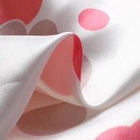 Tissu satiné imprimé numérique floral en polyester personnalisé pour les fabricants, pour robes et vêtements de nuit