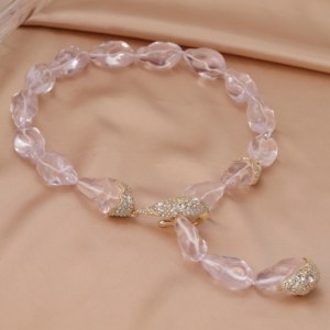 Collar de Lujo con Colgante Grande en Forma de Y, Chapado en Oro, con Cristales Transparentes Irregulares de Resina Lucite - Product Image 3