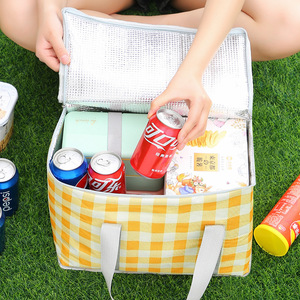 กระเป๋าปิคนิคแบบมีฉนวนลายตารางพร้อมซับในอะลูมิเนียมสำหรับจัดเก็บสิ่งของสำหรับการเดินทางกลางแจ้งและพกพาอาหารกลางวัน - Product Image 1