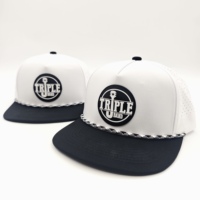 Gorra de golf táctica para exteriores de 5 paneles con logotipo de silicona personalizado, estilo vintage con cuerda, MOQ bajo, OEM, cordón de color en contraste, común para actividades.