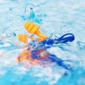 سدادات سيليكون ناعمة مقاومة للماء مقاومة للضوضاء قابلة لإعادة الاستخدام سدادات أذن ملفوفة بشكل فردي مع خيط للسباحة - Product Image 4