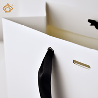 Sac de luxe écologique en papier enduit estampillé de feuille d'argent fait à la main personnalisé porte-vêtements de qualité supérieure pour vêtements chaussettes Premium