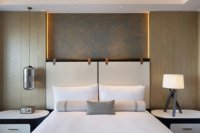 Cadre de lit en bois massif économique avec tête de lit pour hôtel, appartement et villa – Mobilier de chambre d'hôtes de classe affaires