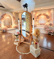 Photomaton classique en bois de chêne ovale avec miroir magique, écran tactile 21,5 pouces, appareil photo reflex numérique, impression en libre-service, Wi-Fi activé pour les mariages