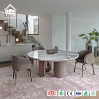 Table à manger ronde en marbre haut de gamme avec pieds ondulés rembourrés – Solution de mobilier de luxe tout-en-un pour projets de design d'intérieur de villas