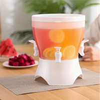 Un pichet de 5 L/169 oz capable de contenir trois types de boissons, se tourne à 360 degrés, avec un design minimaliste et élégant