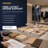 Base de présentation pour mannequin de vitrine avec cadre finition or et plateformes effet bois foncé pour vêtements et chaussures