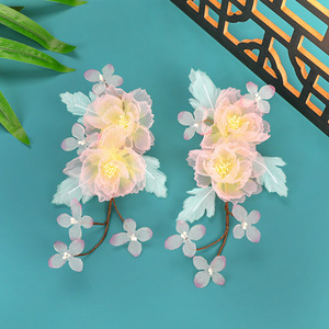 เครื่องประดับผม/กิ๊บติดผมลายดอกไม้สีชมพูอ่อนแบบแฮนด์เมด ดีไซน์ใหม่ปี 2025 สำหรับชุดกี่เพ้าและชุดฮั่นฝู (ชุดจีนโบราณ) - Product Image 1