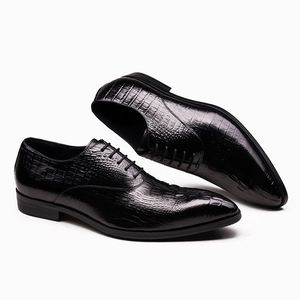 Nouvelles chaussures habillées pour hommes en cuir véritable, fabriquées à la main, haut de gamme, adaptées aux affaires, aux mariages et aux fêtes. - Product Image 1