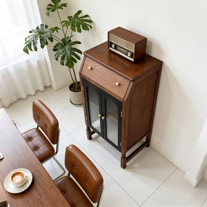 Credenza Nordica per Sala da Pranzo in Legno di Quercia Massiccio, Mobile Porta Vini con Ante in Vetro Scanalato Decorativo, Arredamento di Lusso - Product Image 5