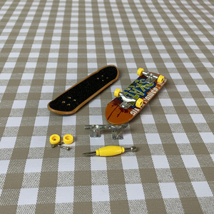 Jeu populaire pour enfants : Mini-skateboards en plastique avec accessoires variés, jouet sportif à main, impression personnalisée, ensemble <span class=keywords><strong>de</strong></span> skateboards à doigts avec outils - Product Image 3