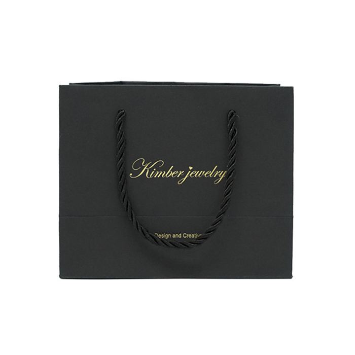 Bolsa de papel negro con mango