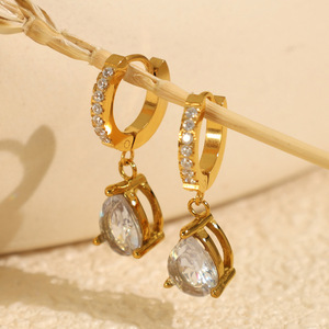 Boucles d'oreilles pendantes style rétro minimaliste européen et américain, en or avec zircon, serti clos en forme de goutte d'eau, bijoux de mode pour femme pour les soirées - Product Image 1