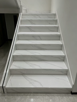 Marches et contremarches d'escalier en pierre frittée sur mesure, aspect marbre antidérapant, en dalles de porcelaine