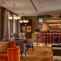 Bar moderne personnalisé pour restaurant, design en bois cannelé avec comptoir en Corian noir