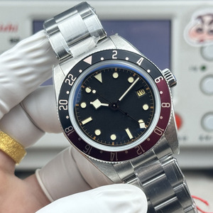 Cadran rétro Coke, cadre en aluminium rouge et noir COKE, 39 mm, équipé d'un mouvement à quatre aiguilles pour deux fuseaux horaires, en acier inoxydable. - Product Image 2