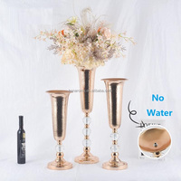 Vases décoratifs en métal martelé doré avec boule de cristal, supports de fleurs pour centres de table de mariage et décoration de fête, vente en gros