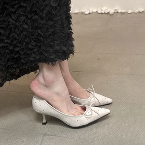 Sandalias de tacón bajo con punta en pico y tira trasera de PU charolado, con detalle de lazo, venta al por mayor OEM, logotipo personalizado, MOQ bajo, entrega rápida - Product Image 1