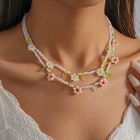 Collier ras-de-cou en perles blanches à deux couches avec fleur de marguerite, bijoux fantaisie OEM/ODM, pendentifs floraux colorés faits à la main