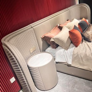 Set Completo di Mobili per Camera da <span class=keywords><strong>Letto</strong></span> <span class=keywords><strong>Matrimoniale</strong></span> in Stile Lusso Italiano, <span class=keywords><strong>Letto</strong></span> <span class=keywords><strong>King</strong></span>-<span class=keywords><strong>Size</strong></span> in Pelle con Schermo Largo, Arredamento per Villa Duplex - Product Image 4