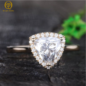 Bague pour femme en platine avec diamant taille trillion, diamant de laboratoire de haute qualité certifié IGI, possibilité de personnalisation de la taille et gravure intérieure. - Product Image 1