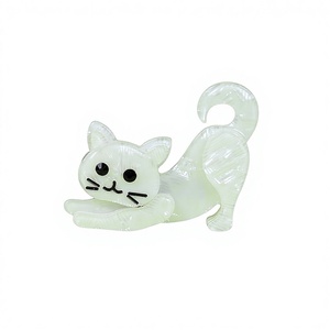 Broche de resina acrílica y lucita con diseño de animal, pinza para el pelo, llavero, imán para nevera con diseño de gato, joyería artesanal transfronteriza, estilo europeo y americano. - Product Image 1