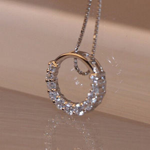 Collana con Pendente in Oro Bianco e Diamanti, Taglio Brillante Rotondo, Minimalista, per Uso Quotidiano, Unisex, con Catena a Serpente - Product Image 1