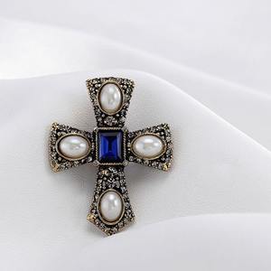 Broche unisexe en alliage plaqué or rose de style européen avec perle, strass et cristal bleu en forme de croix, idéale pour mariage, fiançailles, fête ou cadeau - Product Image 1